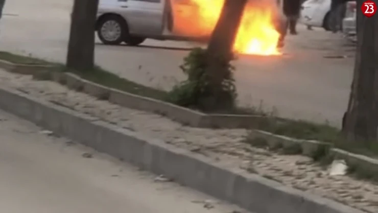 Elazığ'da park halindeki araç alev alev yandı