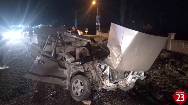 Elazığ'da römorka çarpan otomobil hurdaya döndü: 2 yaralı