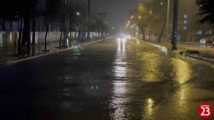 Elazığ'da sağanak etkili oldu, yollar göle döndü
