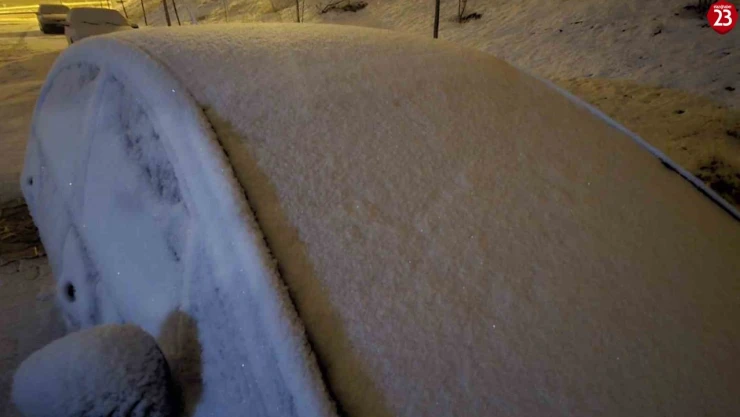 Elazığ'da Soğuk Hava Araçları Buz Tuttu