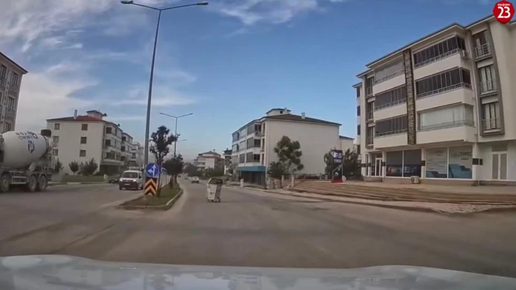 Elazığ'da Fırtına Kamerada: Çöp Konteyneri Sürüklendi, Ağaç Dalları Kırıldı