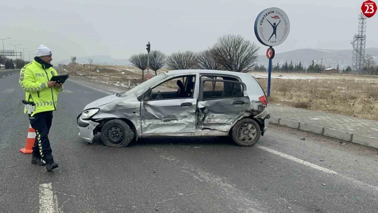Elazığ'da Feci Kaza: Panelvan ile Otomobil Çarpıştı, 1'i Ağır 3 Yaralı