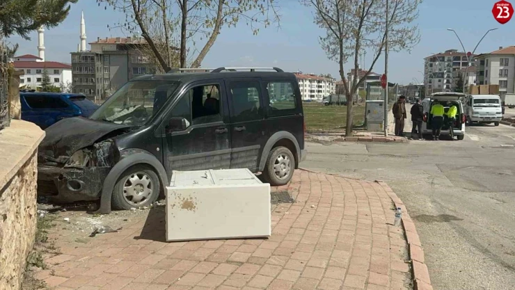 Elazığ'da Hafif Ticari Araç ile Otomobil Çarpıştı: 1 Yaralı