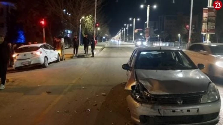 Elazığ'da Korkutan Kaza: İki Otomobil Çarpıştı, 2 Kişi Yaralandı!