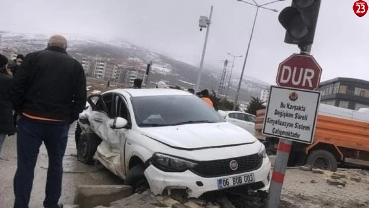 Güney Çevre Yolu'nda Can Pazarı, İki Araç Kafa Kafaya Çarpıştı