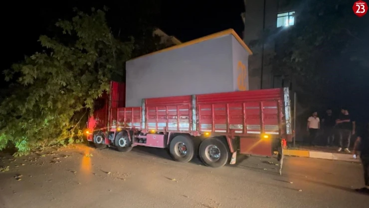 Elazığ'da trafo kulübesi yüklü tır ağacı devirdi: 1 yaralı