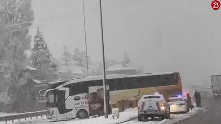 Elazığ'da yoğun kar yağışı trafiği felç etti: Kazalar ardı ardına geldi