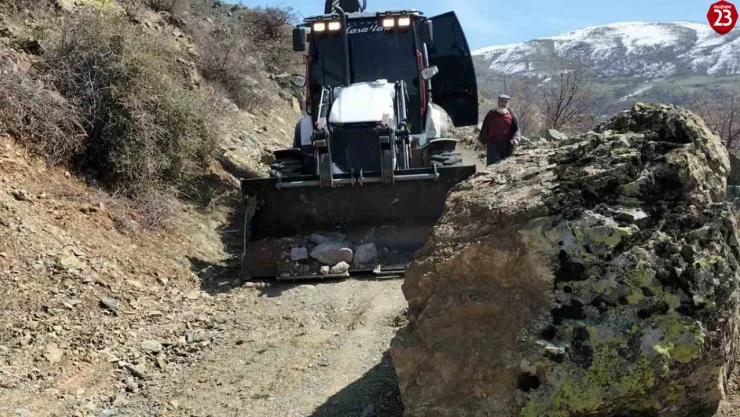 Baskil'de Yağış Sonrası Kapanan Köy Yolu Açıldı