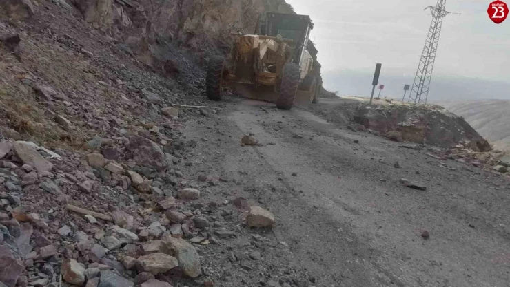 Elazığ'da Yola Düşen Kaya Parçaları Ekipler Tarafından Kaldırıldı