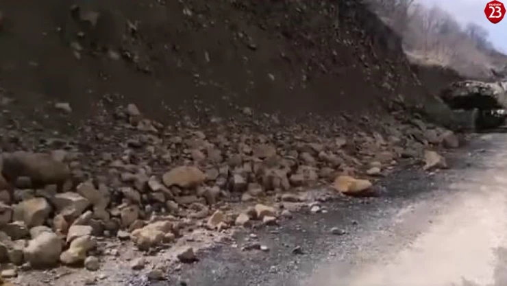 Elazığ'da yola düşen kaya parçaları kaldırıldı