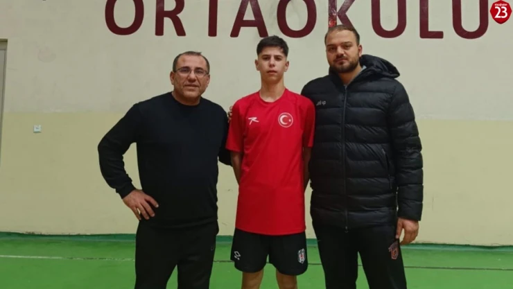 Elazığlı Genç Hentbolcu Selim Zekeriya Özdemir Beşiktaş'a Transfer Oldu