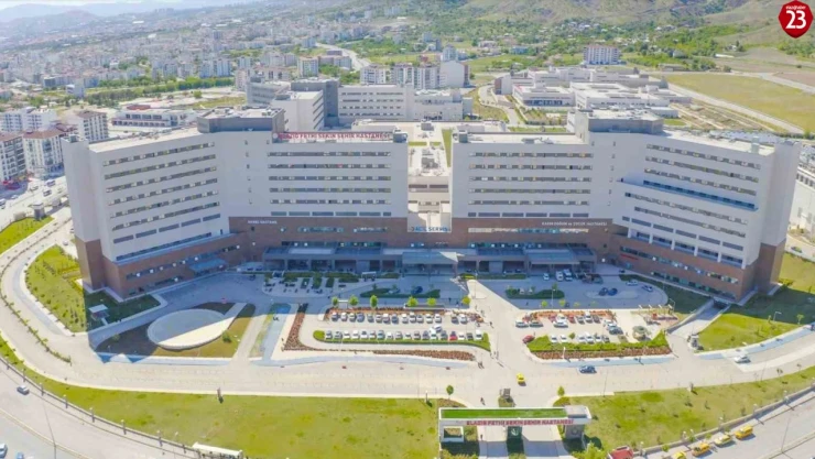 Elazığ Fethi Sekin Şehir Hastanesi başarılı operasyonlarını sürdürüyor