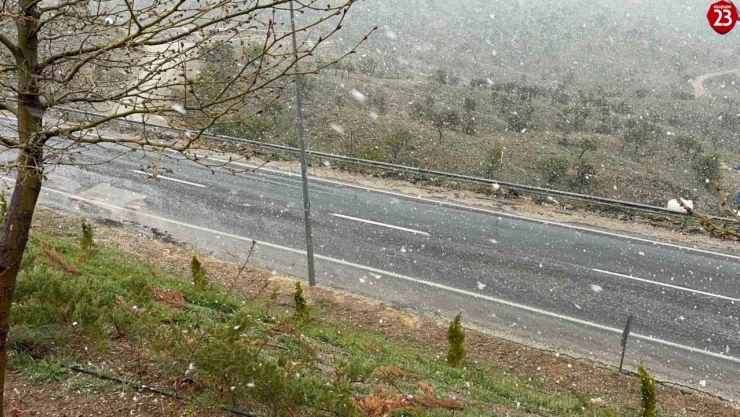 Elazığ'ın yüksek kesimlerinde kar yağışı başladı