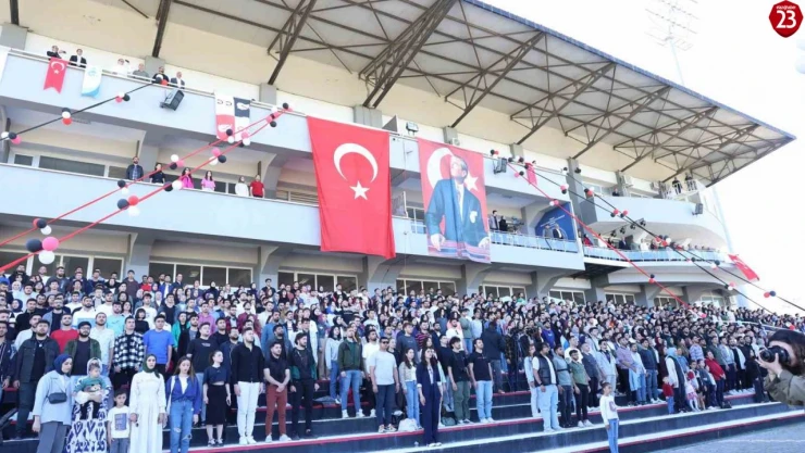 FÜ öğrencileri hipodromda mini konser verdi