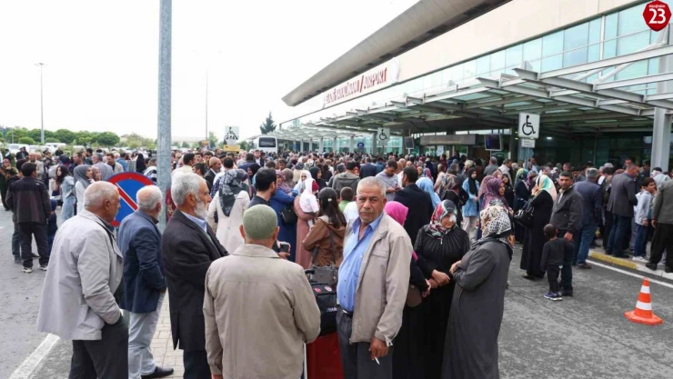 Hacı adaylarını binlerde kişi uğurladı