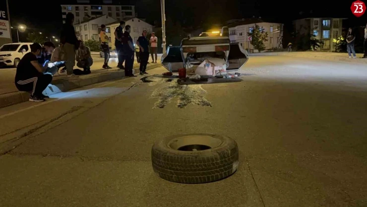Kaldırıma çarpan otomobilin tekeri koptu, takla atıp ters yöne uçtu