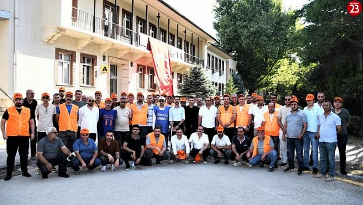 Kamu İşçileri Zam Teklifine Tepkili: Elazığ'da Oturma Eylemi ile Geceyi İşyerlerinde Geçirdiler