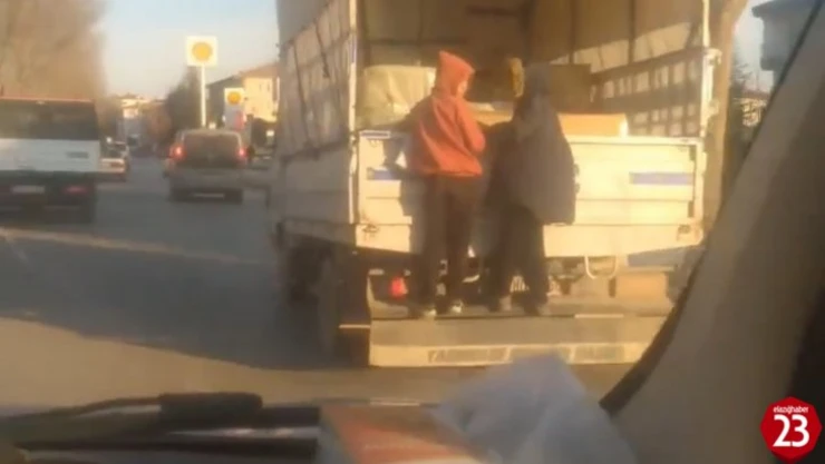 Kamyonet arkasına asılan çocukların tehlikeli yolcuğu kamerada