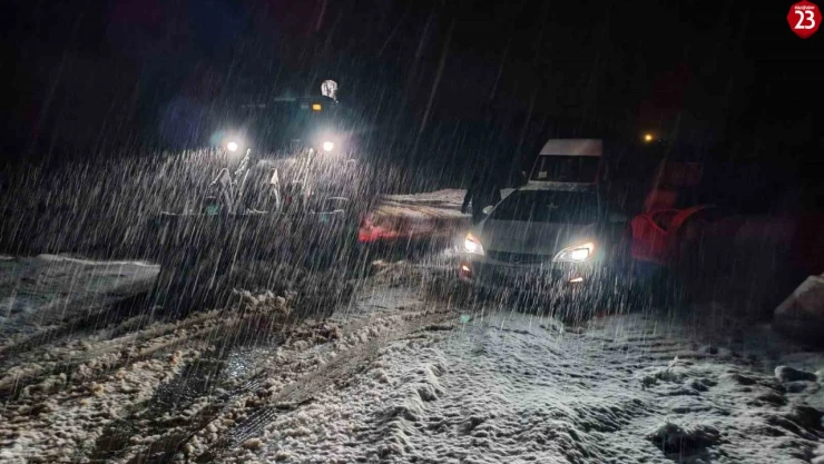 Karda yolda mahsur kalanların yardımına İl Özel İdaresi ekipleri yetişti