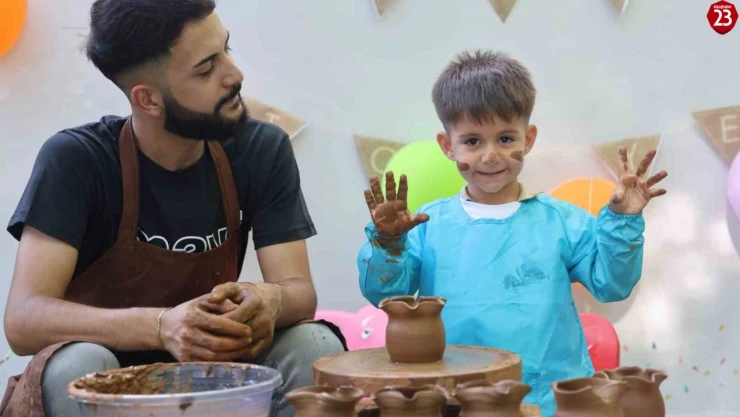 Otizmli çocuklar çömlek yaptı, gönüllerince eğlendi
