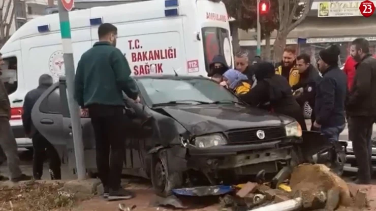 Elazığ'da Trafik Kazası: Araçta Sıkışan Sürücü Kurtarıldı