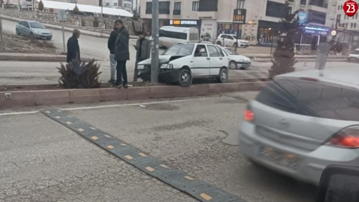 Elazığ'da Kontrolden Çıkan Otomobil Refüje Çarptı: 1 Yaralı