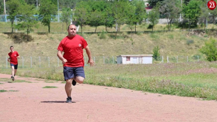 Özel sporcular atletizm yarışmasında ter döktü