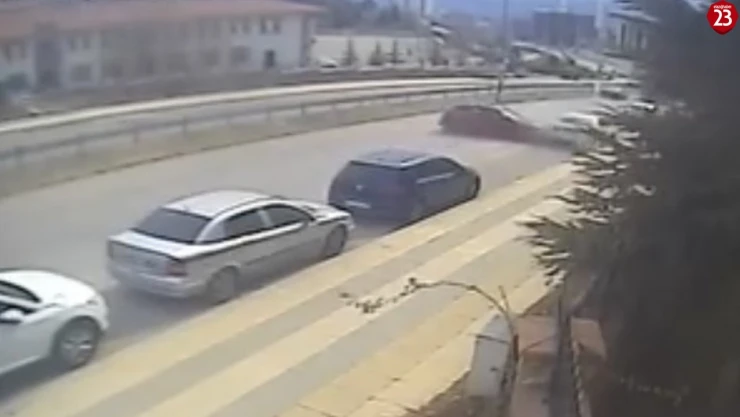 Elazığ'da Kontrolünü Kaybeden Otomobil Park Halindeki Araca Çarptı
