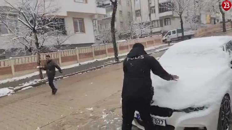 Elazığ'da Polisler Çocuklarla Kar Topu Oynayarak Neşe Kaynağı Oldu