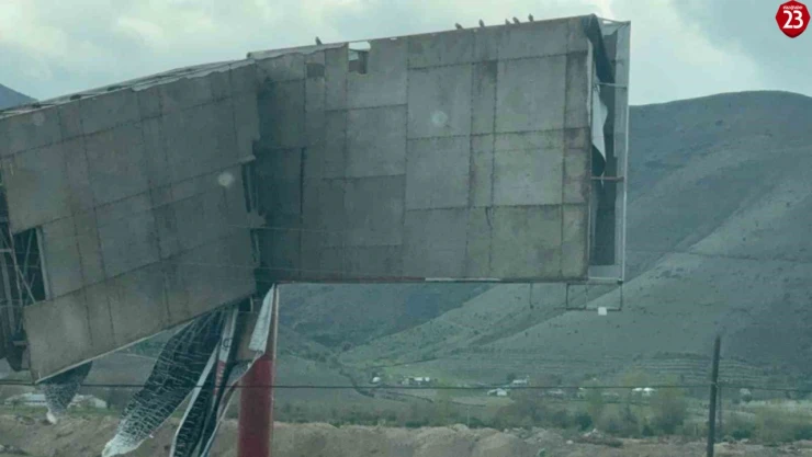 Şiddetli rüzgar reklam panosunu devirdi