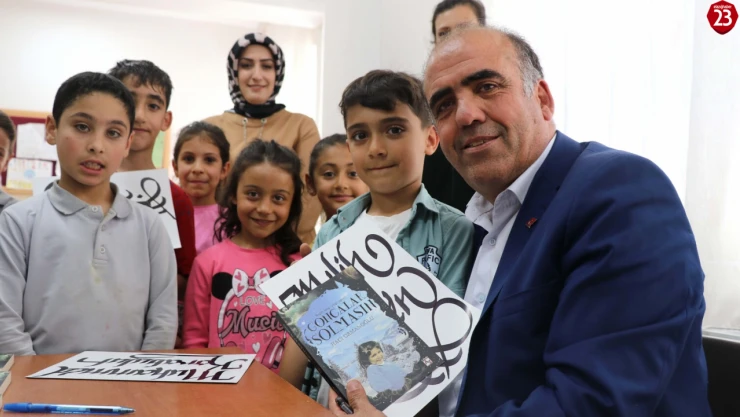 Sınıf öğretmeni Ormanoğlu, yazdığı kitaplarla kırsaldaki çocuklara okuma sevgisi aşılıyor