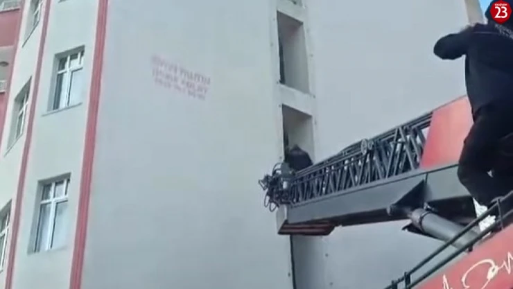 Elazığ'da Tele Takılan Karga, İtfaiye Ekipleri Tarafından Kurtarıldı