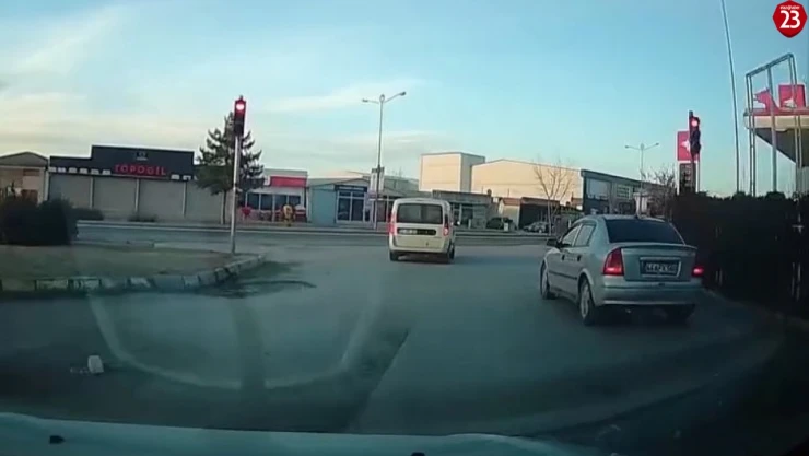 Elazığ'da Trafik İhlali Kamerada! Sürücü Üst Üste Kırmızı Işıkta Geçti