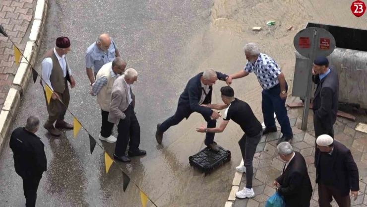 Vatandaşlardan dereye dönen yola 'kasalı' çözüm