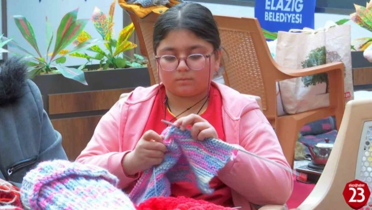 Yaşı küçük ama gönlü büyük, kendisi gibi depremzede çocuklar için bere ve atkı örüyor