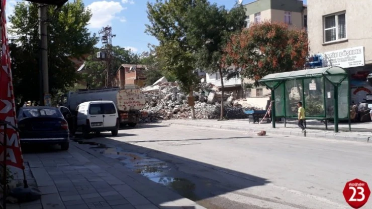 Yıkım esnasında göçük meydana geldi, iş makinası enkaz altında kaldı