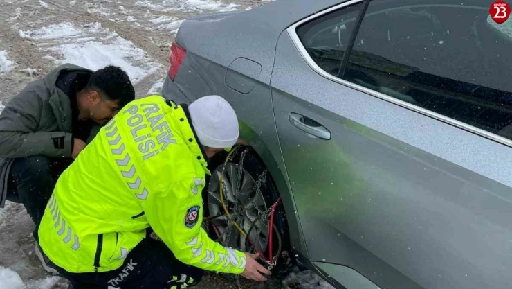 Elazığ'da Kar Yağışı Nedeniyle Mahsur Kalan Araçlar, Polis Ekipleri Tarafından Kurtarıldı