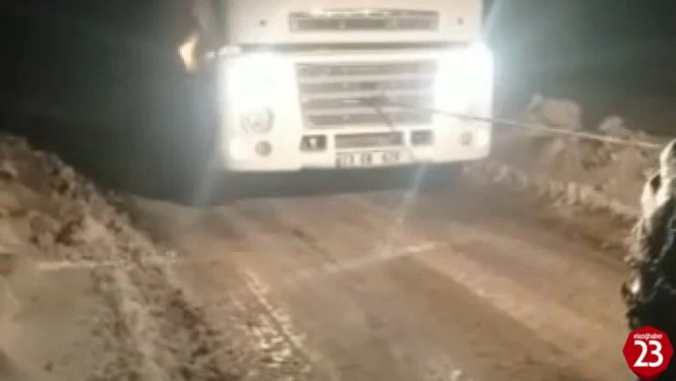 Yoldan çıkan tırın yardımına ekipler koştu