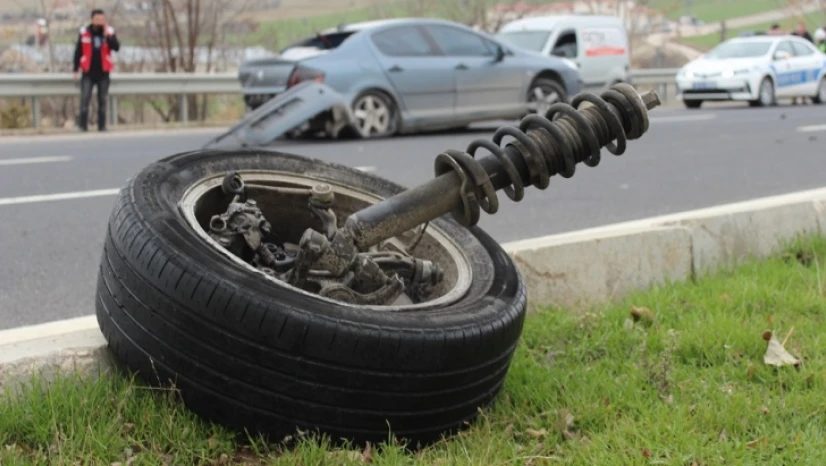 Kazada Otomobilin Tekeri Koptu, 2 Yaralı