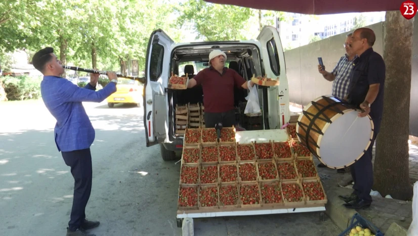 Davul Klarnet Eşliğinde Gezin Çileği Tezgâhlarda: Fenomen Satıcı Duran Deveci Renk Kattı