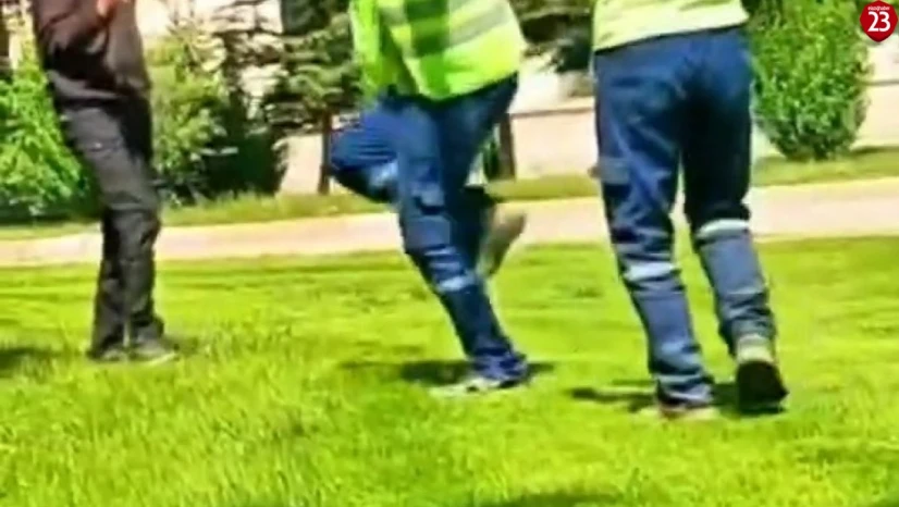 Davulun sesini duyan temizlik görevlileri, oynamaya başladı