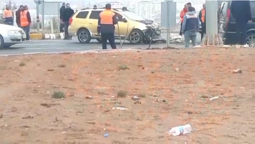 Elazığ 112 Kavşağında Trafik Kazası: Ticari Taksi Kamyona Çarptı