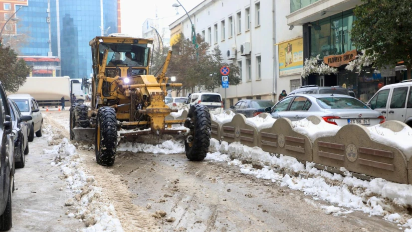 Elazığ Belediyesi'nden Yoğun Kar Mesaisi: İstasyon Caddesi ve Meydanlarda Temizlik Çalışması