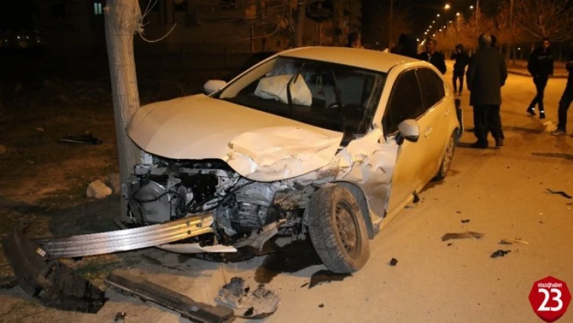 Elazığ'da minibüs ile otomobili çarpıştı: 5 yaralı