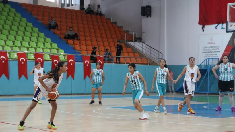 Elazığ'da ANALİG Basketbol Yarı Final Heyecanı Başladı: Genç Yetenekler Parkede!