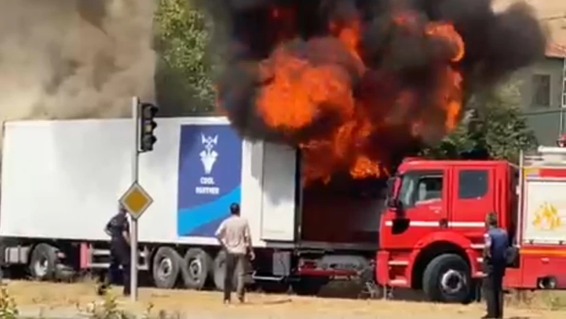 Elazığ'da Baskil Yolu Kavşağı'nda Tır Alev Aldı