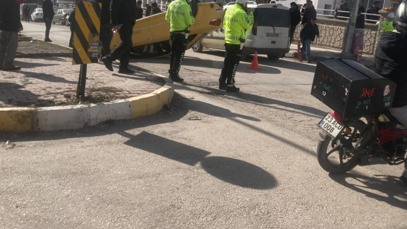 Elazığ'da Beton Mikseri ile Çarpışan Ticari Taksi Ters Döndü: 1 Yaralı