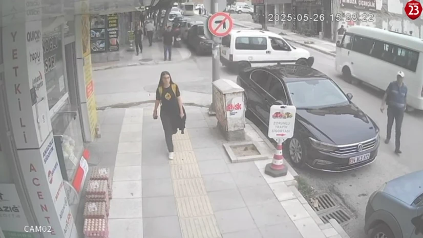 Elazığ'da hafif ticari araçla minibüs çarpıştı, kaza anı kamerada