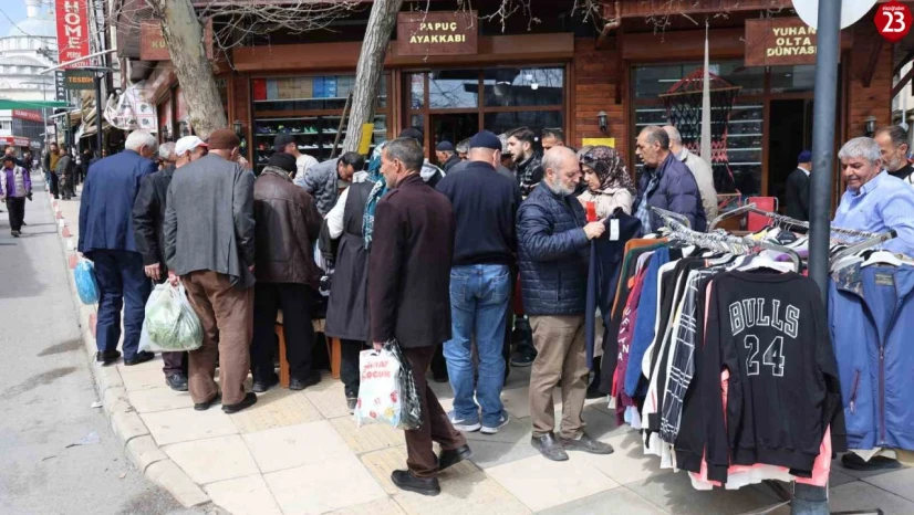 Elazığ'da Bayramlık Alışverişe Büyük Hücum! 100 TL'ye Gömlek, 200 TL'ye Kot Pantolon