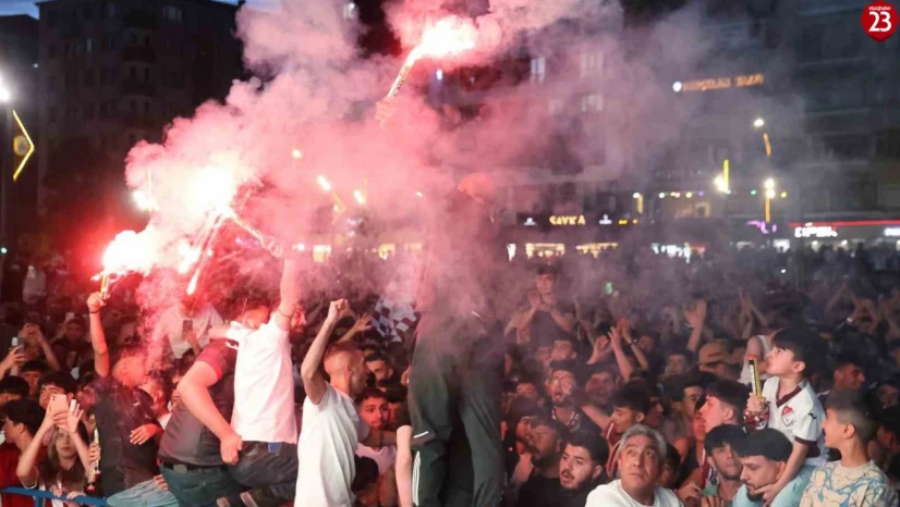 Elazığspor Taraftarı Cumhuriyet Meydanı'nda Tek Yürek Oldu: Binlerce Kişi Dev Ekranda Vanspor Maçını İzledi